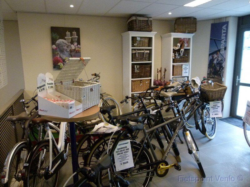 Wand met accessoires en onderdelen in de winkel
