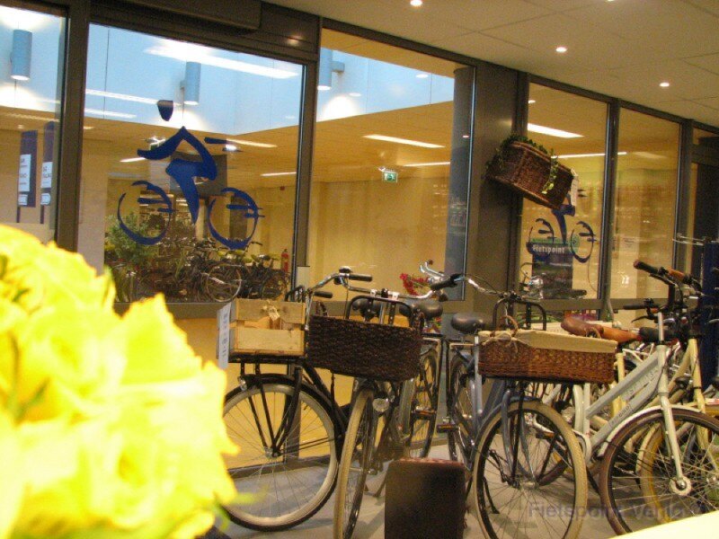 Fietsen met manden in de winkel