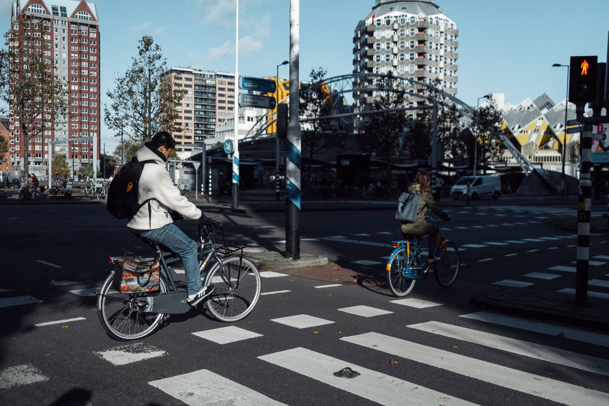 Forens op de fiets bij een zebrapad