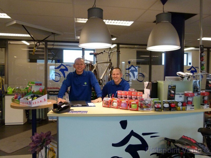 Harold en Jack achter de toonbank van Fietspoint Venlo